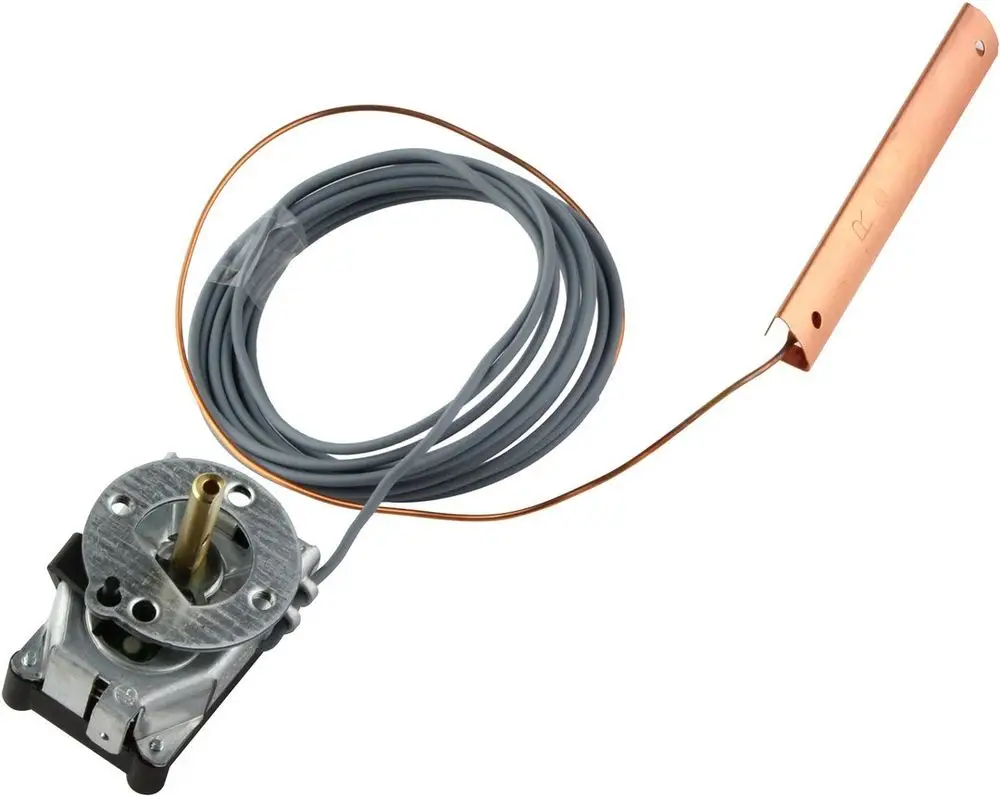 Bosch Temperaturregler mit Motorantrieb, verbunden mit einem langen Kabel. Die Montageplatte ist aus Metall und die Verbindung beinhaltet einen Kupferdraht.